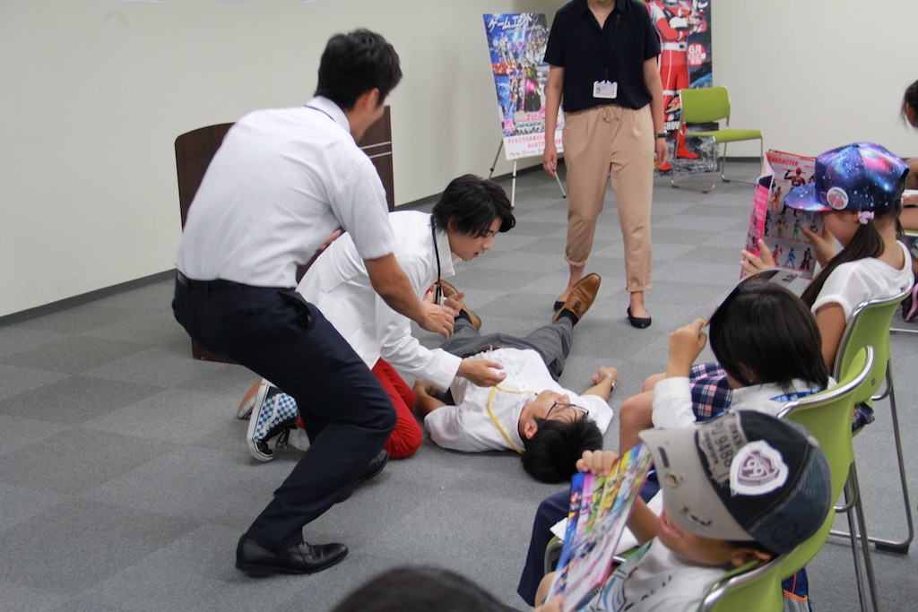 「仮面ライダーエグゼイド」飯島寛騎、子供たちと救急医療のデモンストレーションを体験